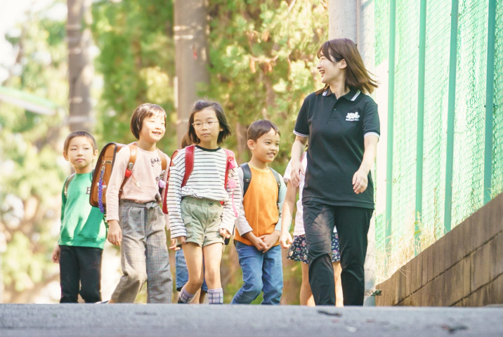 下校する子ども達と送迎するキッズコーチ